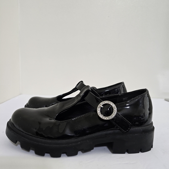 Steve Madden Other - STEVE MADDEN girl's size 4 Lug T Strap Buckle Mary Jane Shoes Black Patent